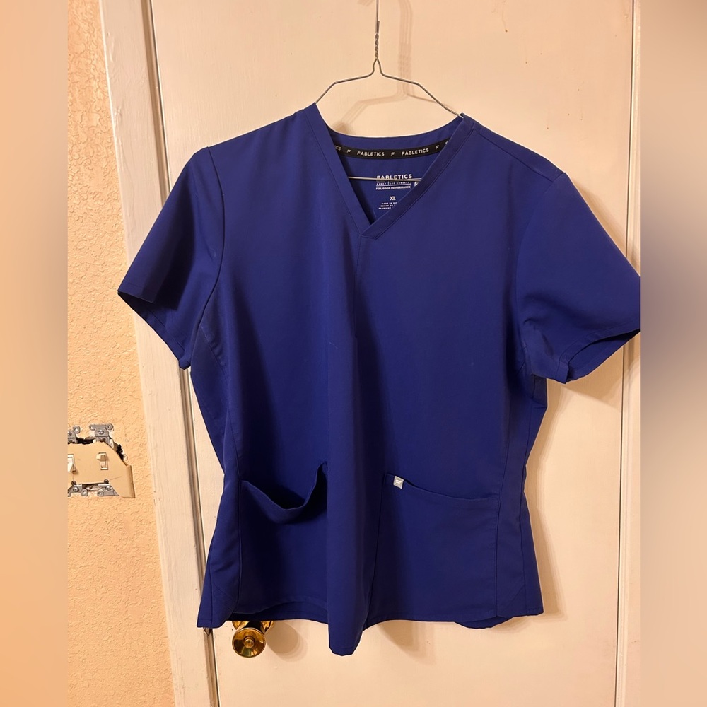 Fabletics Women’s Method 2-Pocket Scrub Top & L High-Rise On-Call Scrub Jogger